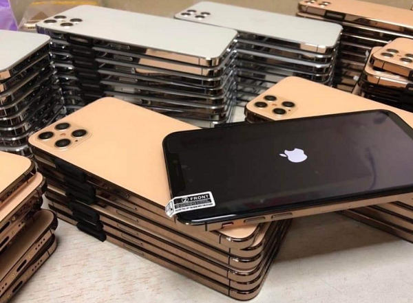 iPhone 12 có lẽ là chiếc smartphone đang được nhiều người mong chờ nhất trong nửa cuối năm nay với những thay đổi đột phá trong cả thiết kế, tính năng và hiệu năng. Tuy nhiên bản gốc còn chưa định ngày ra mắt, gần đây thị trường di động Việt đã xuất hiện iPhone 12 Pro Max nhái với giá rẻ đến khó tin.