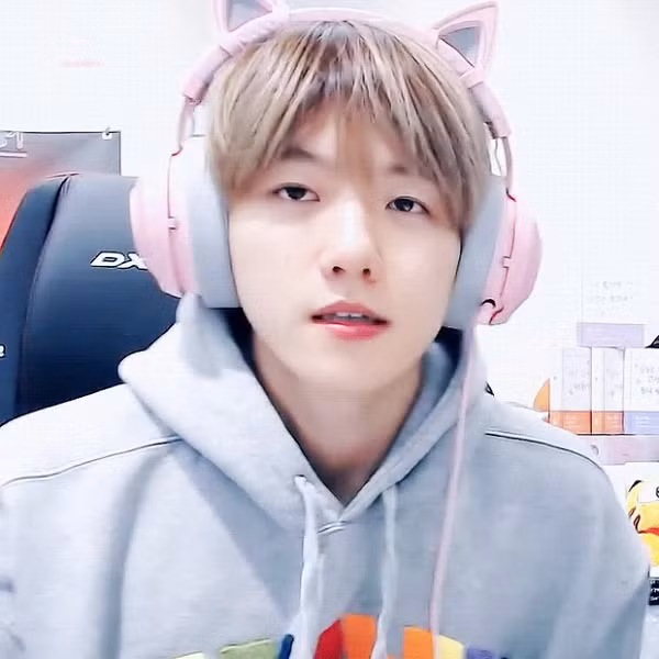 "Hot boy livestream" - Byun Baekhyun.