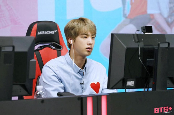 Có lẽ quá tập trung rank game, anh cả Jin mất luôn vẻ cool ngầu vốn có.