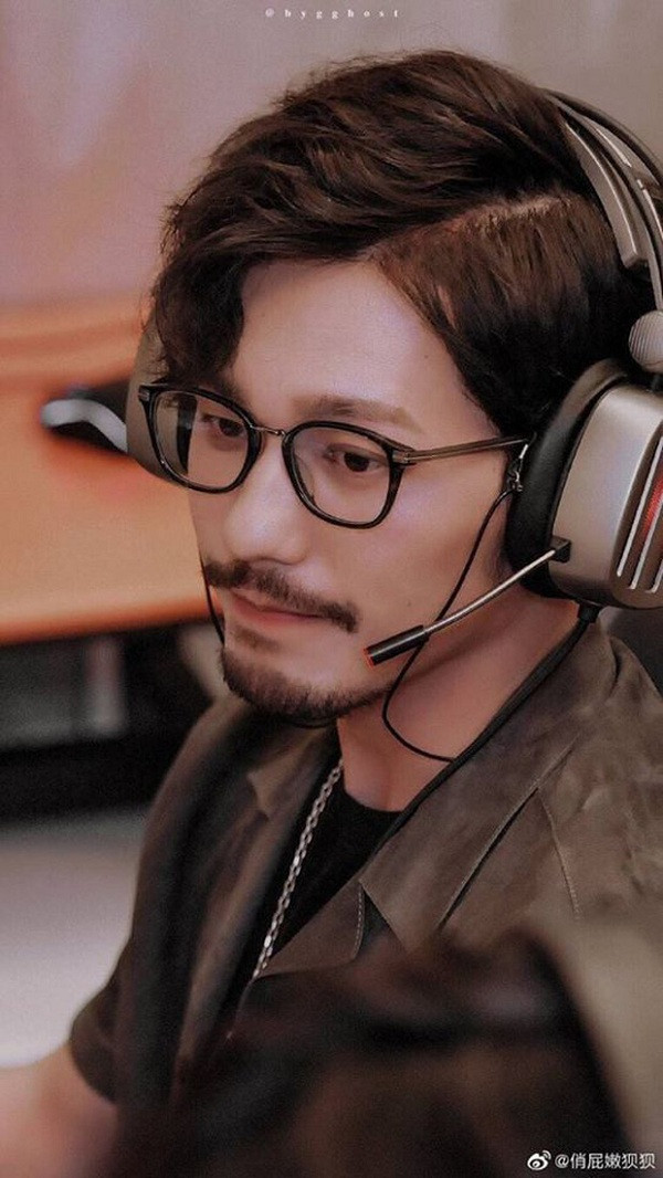 Với lịch trình dày đặc và căng thẳng, game online dường như trở thành món ăn giải trí tinh thần được nhiều sao nổi tiếng thế giới lựa chọn. Dù sở hữu vẻ nam thần là thế nhưng khi tập trung chiến game, các nam idol lại "tự hủy'' nhan sắc đến không nhận ra.