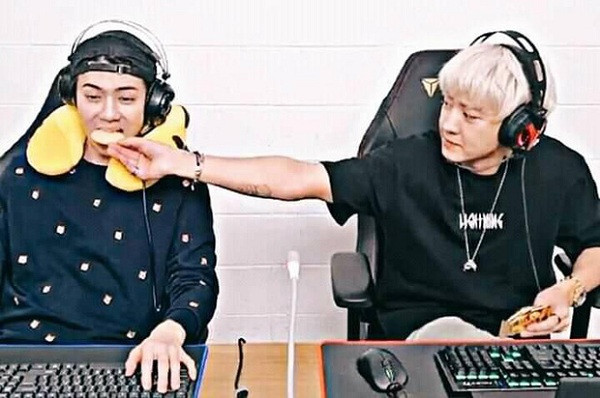 Vẫn là Oh Sehun khi đang tập trung chơi game mà vẫn muốn ăn ngon. Bên cạnh là ''người anh em'' Chanyeol.