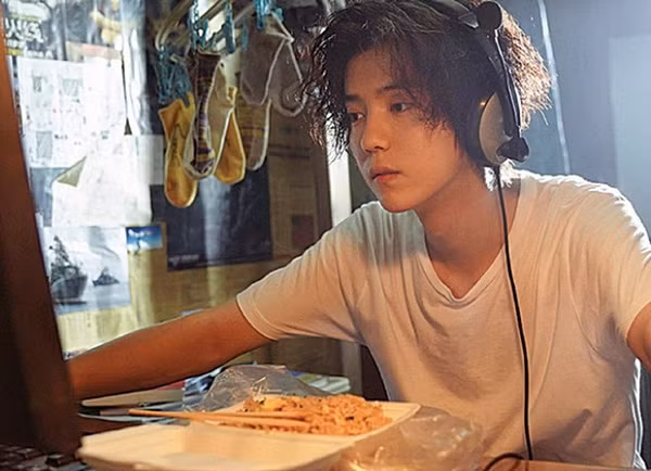 Tạo hình của Lộc Hàm trong phim Đột Kích đúng chuẩn thanh niên "ngu người" vì cày game ngày đêm không nghỉ.