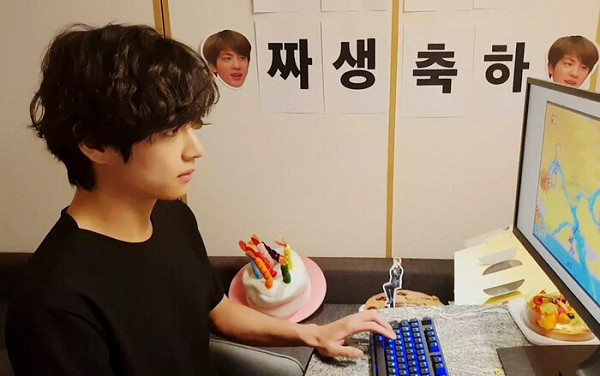 Các anh chàng nhà BTS cũng là fan cứng của game online, sẵn sàng dành hàng giờ với tựa game yêu thích bất cứ khi nào có thời gian rảnh rỗi. Nam thần V chơi "sương sương'' PUBG vài phút cũng giúp tựa game này leo lên top 1 trending tìm kiếm.