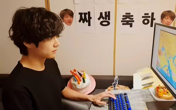 Các anh chàng nhà BTS cũng là fan cứng của game online, sẵn sàng dành hàng giờ với tựa game yêu thích bất cứ khi nào có thời gian rảnh rỗi. Nam thần V chơi "sương sương'' PUBG vài phút cũng giúp tựa game này leo lên top 1 trending tìm kiếm.