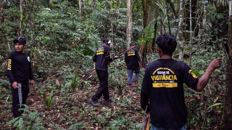 Trong hình, Awapy dẫn đầu một đội tuần tra gồm 12 người tiến sâu vào những khu vực nguy hiểm để theo dõi nạn chặt phá và các đám cháy rừng. Họ từng quay được một chiếc trực thăng đang rải hạt giống cỏ dại, hay một khu đất rộng đã bị phá sạch cây cối,...