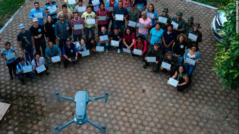 Awapy Uru Eu Wau Wau (28 tuổi) sinh ra và lớn lên trong bộ lạc cùng những người đại diện khác từ 5 cộng đồng thổ dân nhờ đến sự trợ giúp của công nghệ để bảo vệ ''báu vật'' của họ cũng như của cả thế giới.