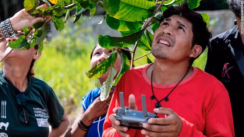 Cuộc sống của họ phụ thuộc hầu hết bằng nghề trồng trọt, săn bắn, hái lượm, đánh cá và làm thuốc, bởi vậy với họ rừng được coi như ''báu vật''. Tuy nhiên, ngôi nhà của họ đang bị đe dọa nghiêm trọng vì các thảm họa cháy rừng xảy ra liên tiếp gần đây, cùng các hoạt động khai thác trái phép của lâm tặc.
