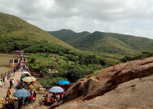 Girnar là nơi sở hữu tới hơn 30 ngôi đền rất nổi tiếng thu hút hàng triệu du khách từ khắp nơi trên thế giới tới thăm quan. Hệ thống Wi-Fi được lắp dọc các con đường đi bộ nơi đây để thuận tiện cho du khách sử dụng.