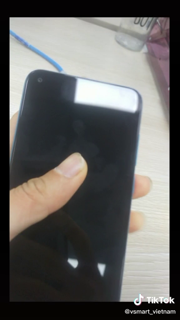 Mặt trước của điện thoại là màn hình "đục lỗ", hay "nốt ruồi", thay vì dạng "giọt nước" như trên hầu hết các mẫu Vsmart khác. Ngoài ra, người dùng còn có thể thấy được sự xuất hiện của cảm biến vân tay vật lý ở mặt lưng, thiết kế không mới so với nhiều điện thoại đã có mặt trên thị trường.