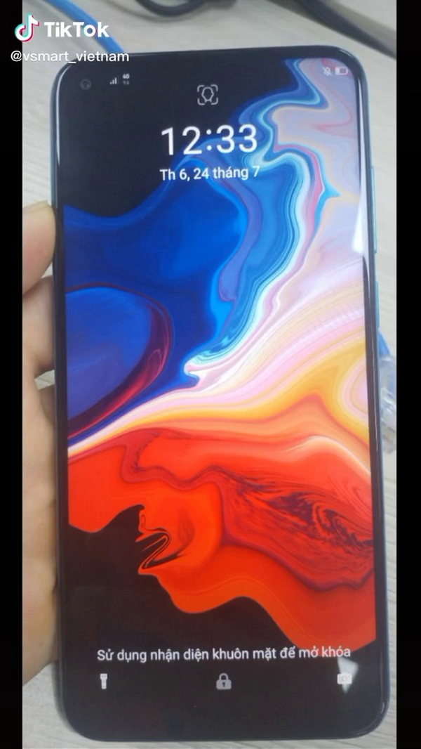 Đây là lần đầu tiên có một mẫu smartphone Vsmart mang thiết kế này. Mẫu Vsmart phone mới cũng được trang bị mở khóa bằng nhận diện khuôn mặt bên cạnh nhận diện vân tay ở mặt lưng.