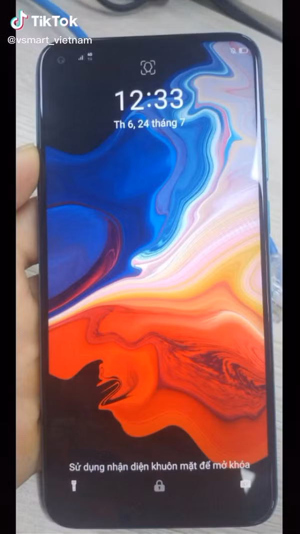 Đây là lần đầu tiên có một mẫu smartphone Vsmart mang thiết kế này. Mẫu Vsmart phone mới cũng được trang bị mở khóa bằng nhận diện khuôn mặt bên cạnh nhận diện vân tay ở mặt lưng.