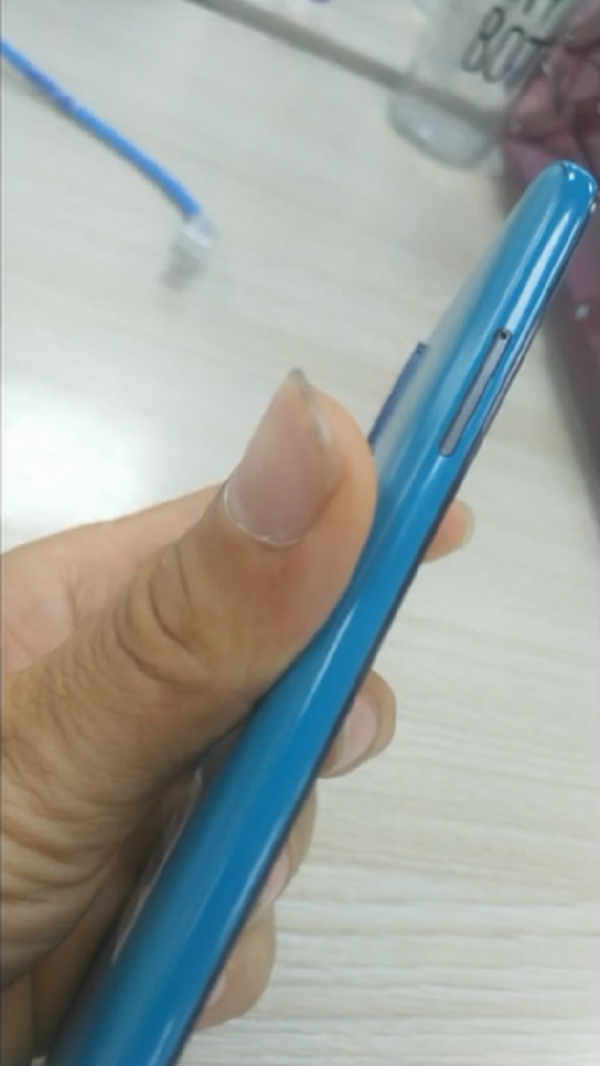 Về chất liệu, dựa trên những hình ảnh Vsmart 4 camera rò rỉ trên đoạn video TikTok cũng như phân khúc của máy, có thể đoán được điện thoại có vỏ chất liệu nhựa