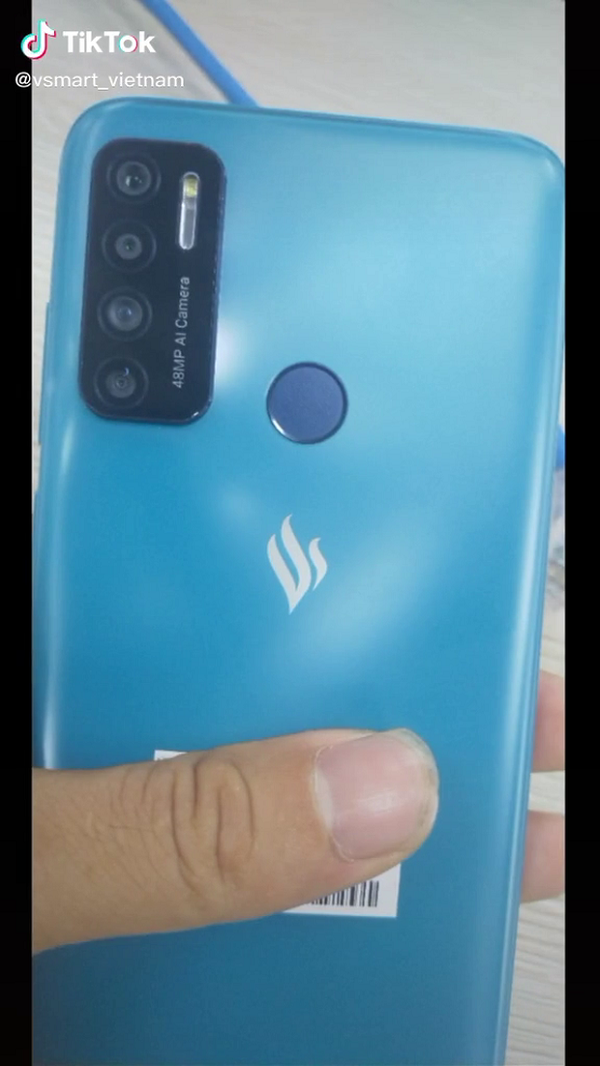 Cụ thể, tài khoản TikTok có tên @vsmart_vietnam đã tung một video kéo dài 10 giây, cho thấy một mẫu điện thoại Vsmart lạ mắt với 4 camera sau. Phần ghi thông tin sản phẩm và số series bị tay người này cố tình che đi.
