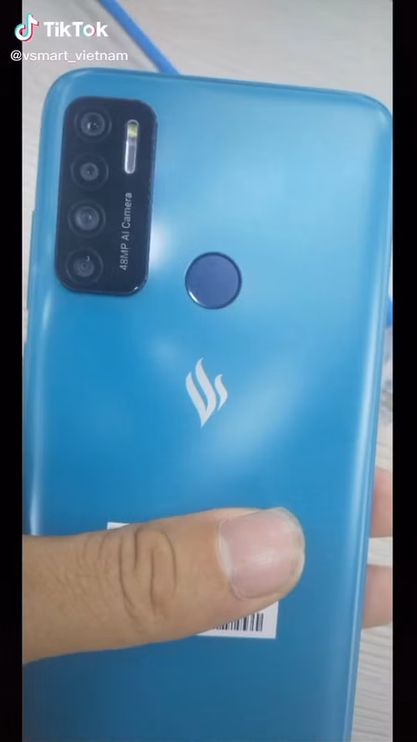 Cụ thể, tài khoản TikTok có tên @vsmart_vietnam đã tung một video kéo dài 10 giây, cho thấy một mẫu điện thoại Vsmart lạ mắt với 4 camera sau. Phần ghi thông tin sản phẩm và số series bị tay người này cố tình che đi.
