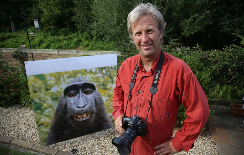 Đây không phải lần đầu tiên những bức ảnh tự sướng của khỉ gây chú ý. Năm 2017, một vụ kiện liên quan đến những bức ảnh do một con khỉ tự chụp đã thu hút quan tâm của dư luận và kéo dài suốt 2 năm.