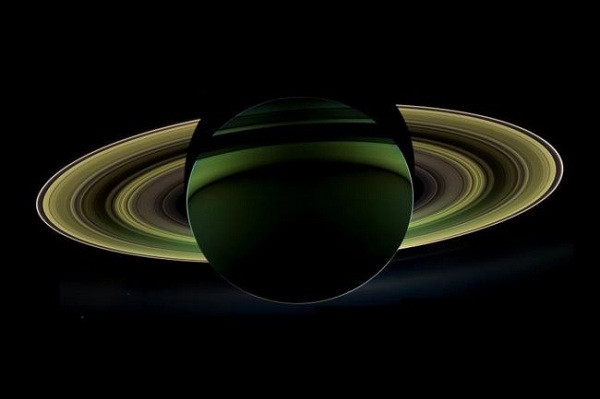 Tàu vũ trụ Cassini của NASA đến thăm quỹ đạo Sao Thổ từ năm 2004 đến 2017 cũng đã phát hiện, Hyperion phát ra một "chùm hạt" tĩnh điện chảy thành dòng ra ngoài không gian. Trên bề mặt của Hyperion cũng có vô số miệng hố như núi lửa.