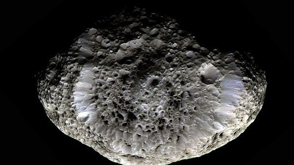 Khi nói về sự kỳ lạ của các vệ tinh trong Hệ Mặt Trời không thể không nhắc đến Mặt Trăng Hyperion. Đây cũng vệ tinh tự nhiên của sao Thổ có vẻ ngoài bất thường với nhiều hố va chạm sâu trông như hòn đá bọt khổng lồ.