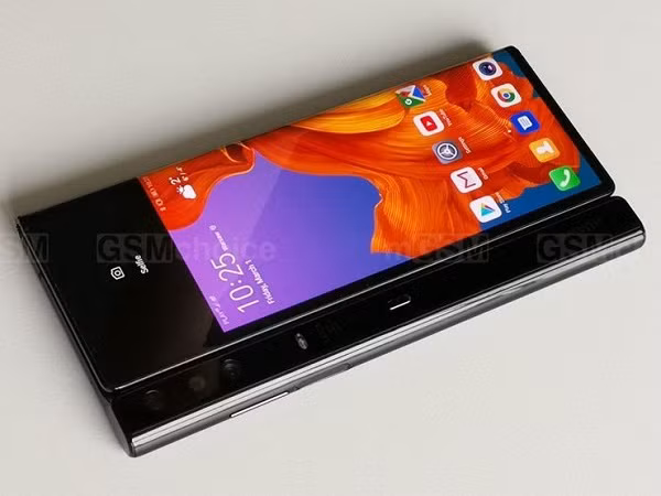 Liên quan đến cấu hình, có ít thông tin về Mate X2 được đưa ra ở thời điểm này, nó có thể sử dụng chip Kirin 1000 với loạt Mate 40. Ngày ra mắt của sản phẩm vẫn còn là một ẩn số, và nhiều khả năng sẽ chỉ được giới thiệu sớm nhất vào cuối năm nay.