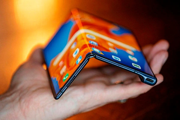 Trong một tweet khác, Young cũng gợi ý màn hình sẽ có chiều ngang 8,03 inch như Mate X nhưng lớn hơn một chút so với Galaxy Z Fold2 (7,7 inch).