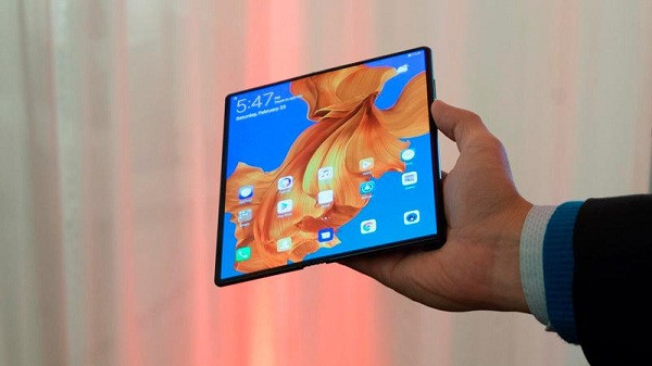 Phần diện tích dọc nổi sẽ bao gồm cả màn hình phụ lẫn camera selfie kép, có tác dụng hiển thị nhanh thông tin hoặc chụp ảnh trong trường hợp người dùng không muốn mở màn hình chính ra. Bút stylus chuyên dụng cũng được bố trí đặt ở lỗ dưới phần diện tích nổi này.