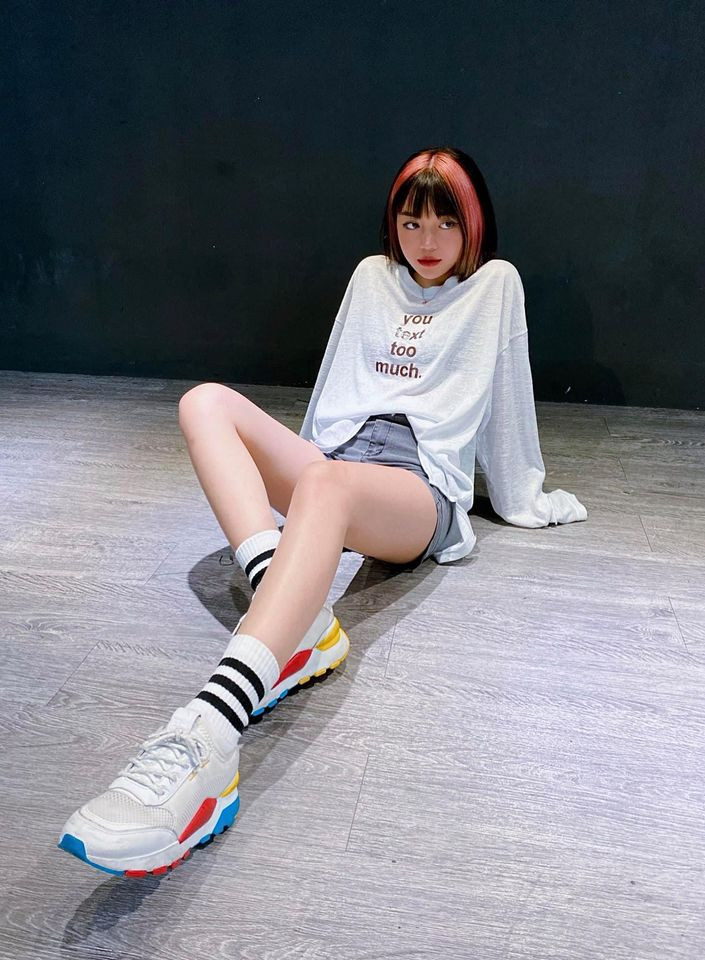 Thời điểm dân tình hot rần rần với style tóc mái độc đáo của BlackPink, nữ streamer này cũng chẳng ngại thử thách bản thân cùng màu hồng cá tính.