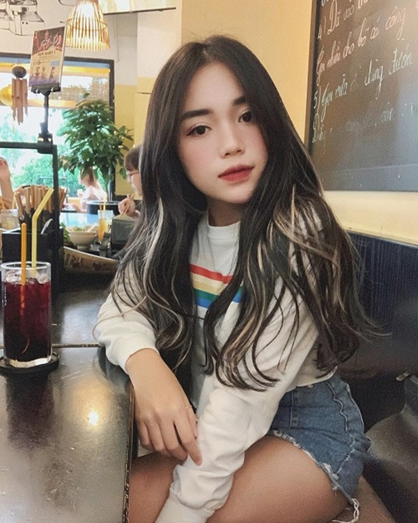 Những lần hiếm hoi không "độ màu", cô nàng sẽ lựa chọn kiểu phẩy light tóc nhẹ nhàng nhưng không kém phần nổi bật, cá tính.