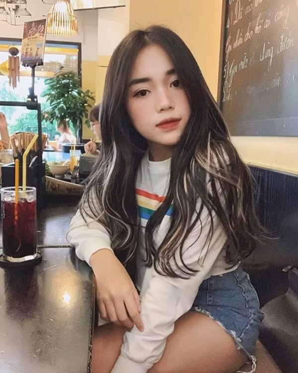 Những lần hiếm hoi không "độ màu", cô nàng sẽ lựa chọn kiểu phẩy light tóc nhẹ nhàng nhưng không kém phần nổi bật, cá tính.