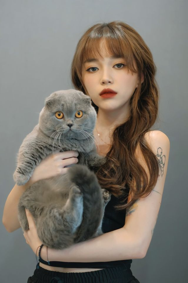 Từ phong cách ăn mặc, màu son, kiểu make up cho đến những kiểu tóc ''kén người'' nhất cũng không thể làm khó được Đàm Tổng. Nhắc đến bộ sưu tập màu tóc khủng của Linh Ngọc Đàm, nhiều fan thừa nhận không đếm xuể vì quá phong phú.