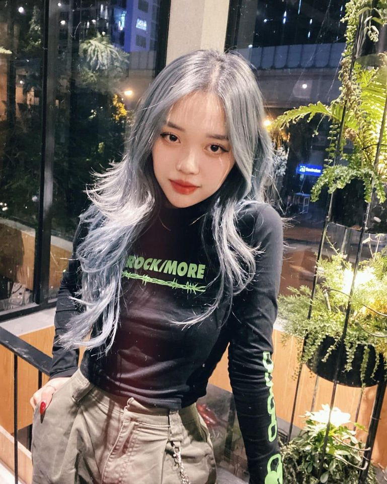 Màu khói xám cực hợp với phong cách cá tính của Đàm Tổng.