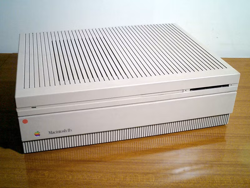 Ở thời điểm ra mắt, Apple nói sản phẩm này có thể "củng cố chiến lượng kinh doanh lõi của Apple và vị trí của Apple ở thị trường giao dục cao cấp".