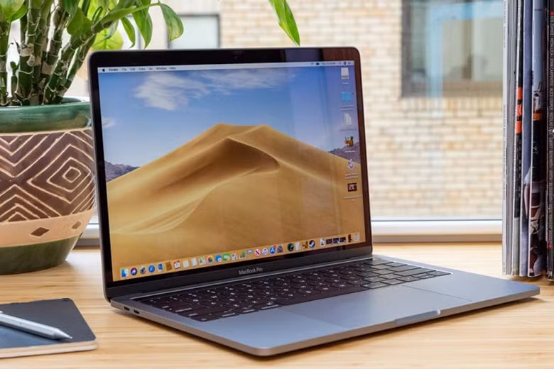 Macbook Pro (2016) là dòng máy tính xách tay có hiệu năng cao nhất của nhà Táo vì thế không khó hiểu khi đây cũng là một trong những sản phẩm công nghệ đắt nhất lịch sử Apple. Phiên bản 15 inch với chip 2,9GHz, bộ nhớ trong 4TB, RAM 32 GB và card đồ hoà Vega 20 của Macbook Pro có giá tới 7.049 USD.