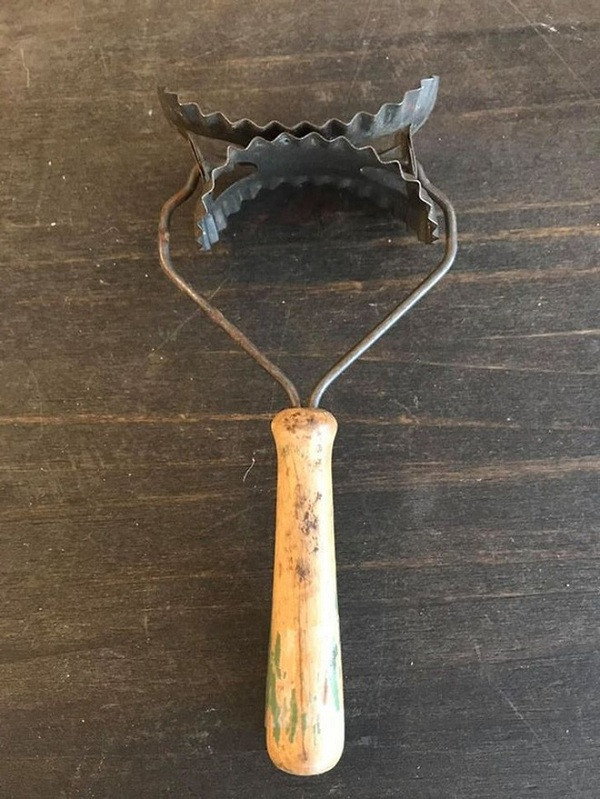 Món đồ này khó hiểu đến mức người mua cũng không lý giải nổi công dụng của nó. Đây là công cụ nhà bếp để hỗ trợ cắt hoành thánh hoặc bánh bao với 2 miếng kim loại phẳng, hình lưỡi liềm với các cạnh lượn sóng, các phần lõm đối diện nhau