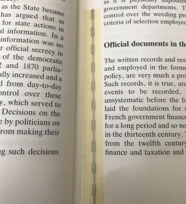 Dải băng kỳ lạ trong một cuốn sách ở thư viện hóa ra là thẻ bảo mật điện từ. Tác dụng của nó là không cho bạn lấy sách ra khỏi thư viện mà không qua thao tác làm thủ tục ở bàn của thủ thư.