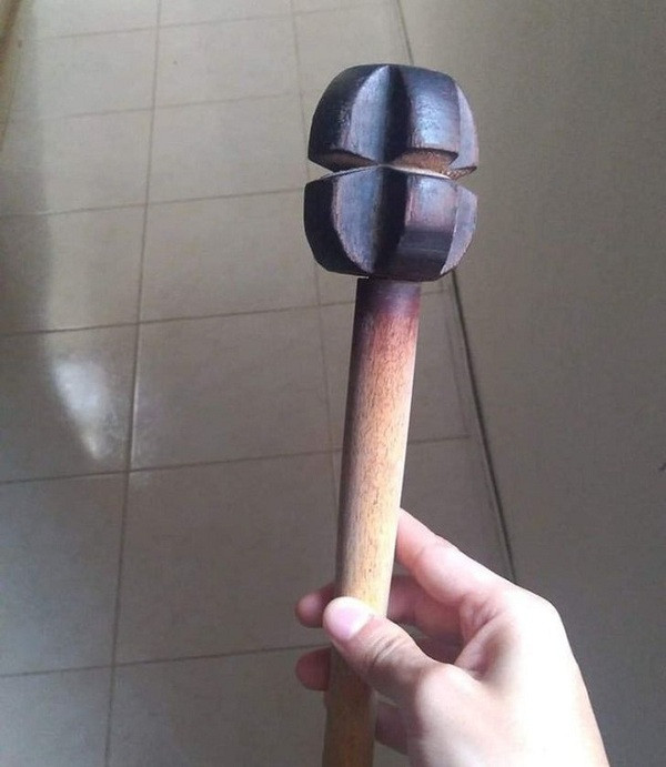 Không phải là một cây búa, món đồ kỳ lạ đến khó hiểu này có tên là Molinillo, còn được gọi là batirol hoặc batidor. Công dụng của nó chủ yếu để pha chế các loại đồ uống nóng như sô cô la nóng, cacao và champurrado (một loại đồ uống).