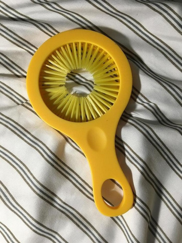 Không phải một món đồ chơi như nhiều người vẫn nghĩ, dụng cụ này để làm sạch ngô hay dưa chuột, hoặc những loại thực phẩm có hình dạng tương tự.