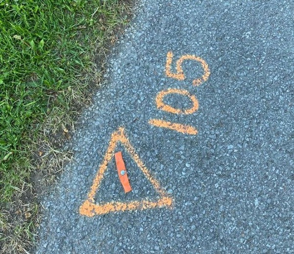 Nếu tinh ý bạn sẽ không ít lần phát hiện băng dính màu cam đóng đinh vào vỉa hè với hình tam giác trên đường đi. Thực chất đây là cách để các đội xây dựng xác minh rằng những gì họ đang xây dựng được đặt ở đúng vị trí và được xây dựng đúng chiều cao.