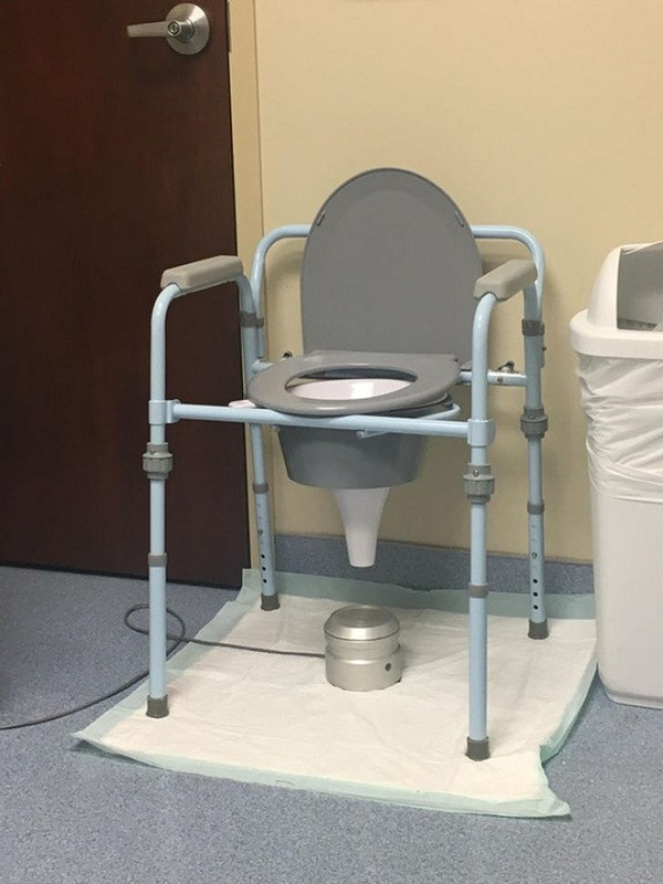 Máy đo tốc độ dòng nước tiểu thường sẽ đi kèm một thùng chứa trên sàn nhà. Tuy nhiên chưa ai hiểu phát minh này hướng đến đối tượng nào.