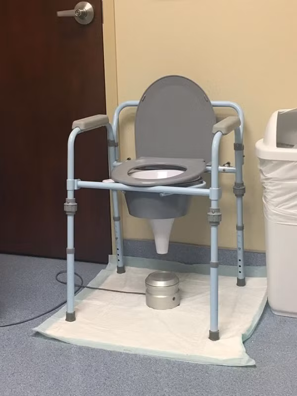 Máy đo tốc độ dòng nước tiểu thường sẽ đi kèm một thùng chứa trên sàn nhà. Tuy nhiên chưa ai hiểu phát minh này hướng đến đối tượng nào.