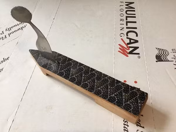 Người sáng tạo ra món đồ khó hiểu ''gây lú'' này chắc hẳn có đam mê đặc biệt với những quả dừa, bởi đây đơn giản chỉ là công cụ được sử dụng để cạo hoặc mài bên trong quả dừa.