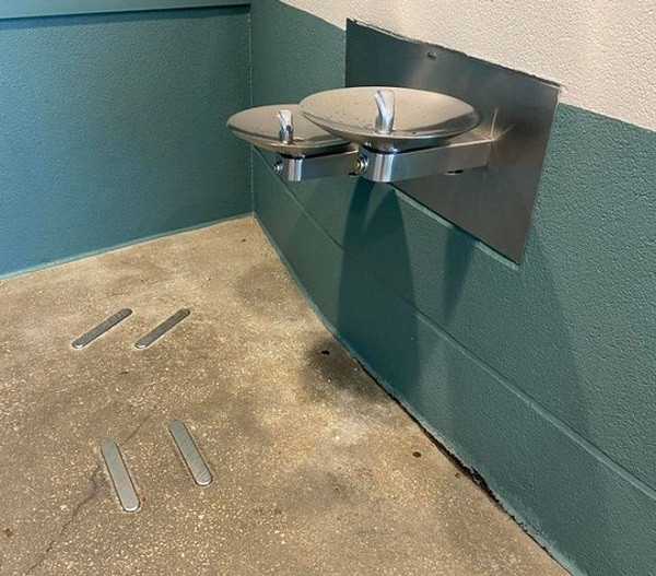 Mục đích của những tấm kim loại trên mặt sàn phía trước là để người khiếm thị có thể sử dụng cây gậy của mình để phát hiện ra vị trí của đài phun nước. Nó tương tự như các chấm cảnh báo trên lối đi bộ tại các giao lộ.