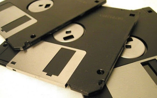 Thực tế, theo Aviation Today đĩa mềm là thứ quan trọng chứa tất cả dữ liệu hàng không mà một chiếc máy bay cần như sân bay, đường băng, đường bay hoặc điểm trung gian (waypoint).