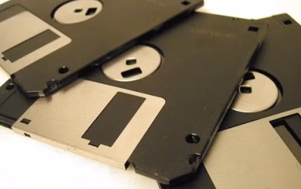 Thực tế, theo Aviation Today đĩa mềm là thứ quan trọng chứa tất cả dữ liệu hàng không mà một chiếc máy bay cần như sân bay, đường băng, đường bay hoặc điểm trung gian (waypoint).