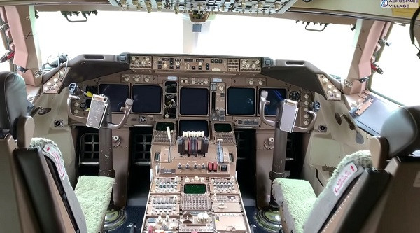 Đoạn video dài 10 phút cho thấy những hình ảnh hiếm có trong buồng lái và các bảng điều khiển, đặc biệt là sự xuất hiện của ổ đĩa mềm 3,5 inch. Nó được các kỹ sư sử dụng để cập nhật cơ sở dữ liệu điều hướng cho máy bay để nó tiếp tục hoạt động.
