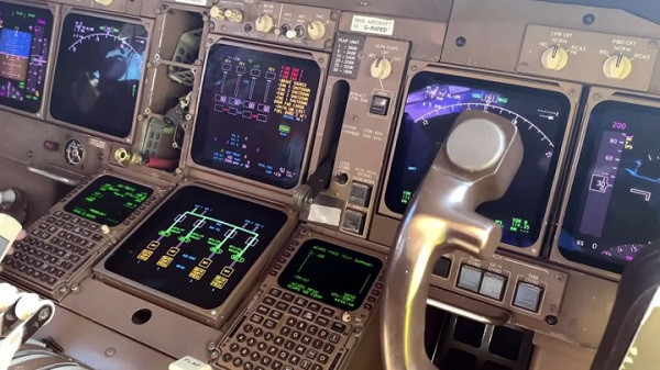 Trên thực tế, đối với ngành hàng không thì phần mềm tiên tiến cũng không hoàn toàn có lợi. Máy bay Boeing 737 Max sử dụng hệ thống phần mềm tiên tiến hơn để cập nhật dữ liệu phục vụ máy bay hoạt động thay vì đĩa mềm.