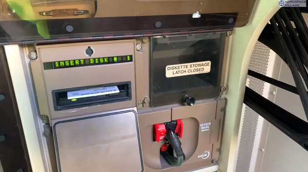 Điều này gây bất ngờ cho những người tham gia hội nghị bởi ổ đĩa mềm là một vật dụng ''cổ lỗ sĩ'' tưởng chừng gần như tuyệt chủng lại xuất hiện trên một chiếc Boeing năm 2020.