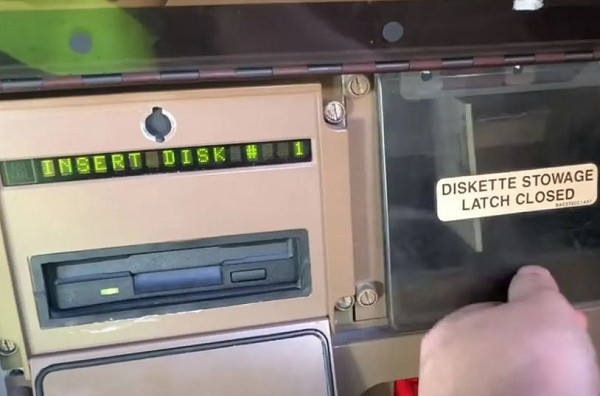 Một số hệ thống chỉ yêu cầu một đĩa mềm để cập nhật dữ liệu, trong khi số khác thậm chí có thể yêu cầu đến 8 đĩa mềm.