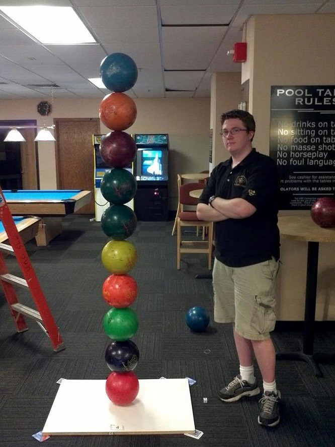 Những quả bóng bowling được xếp chồng lên nhau mà không bị đổ khiến ai cũng ngạc nhiên.