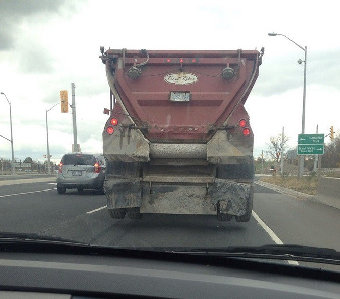 Bánh của chiếc xe tải này không hề chạm đất?