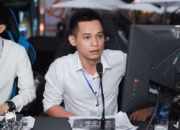 Trong chuyến về Cao Bằng ăn Tết tại tư gia năm 2019, Độ Mixi đã đăng đàn khoe xế hộp mang biển số "cực gắt" khiến những fan hâm mộ của anh được dịp trầm trồ. Được biết, chiếc Mazda CX5 của anh có giá lăn bánh cũng phải ở mức trên 1 tỷ đồng.