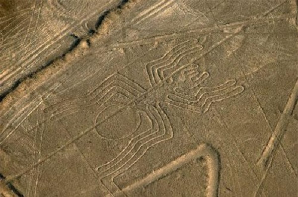 Một trong những công trình bị nghi là do người ngoài hành tinh xây dựng là hơn 300 bức vẽ hình các con vật như chim ruồi, khỉ, nhện, thằn lằn trên sa mạc khô cằn rộng khoảng 500 km2 giữa hai thị trấn Nazca và Palpa ở Peru. Chúng có niên đại 1.000 năm trước công nguyên hoặc lâu hơn.